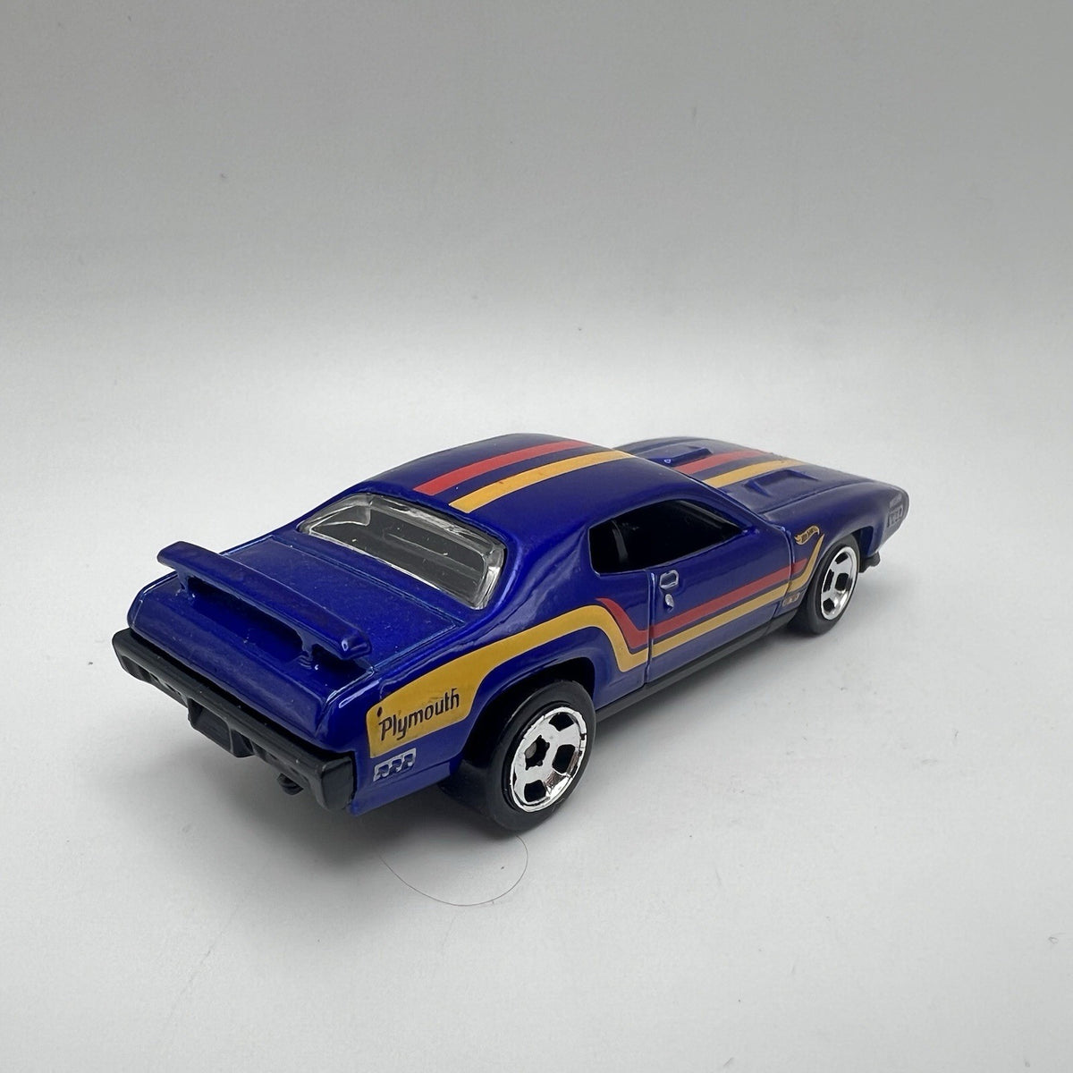 1971 71 Plymouth Road Runner Collectible 1/64 Scale Diecast Diorama Model