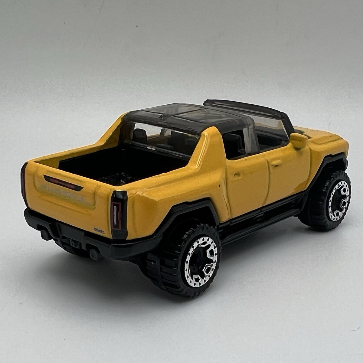 2022 22 GMC Hummer EV Collectible 1/64 Scale Diecast Diorama Model