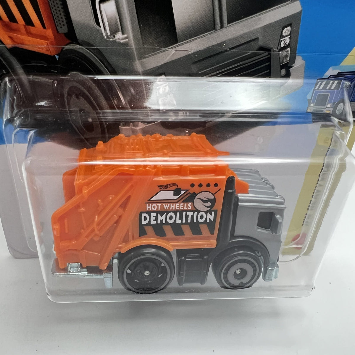 Hot Wheels Total Disposal Orange Garbage Truck Diecast 1:64 New On Card