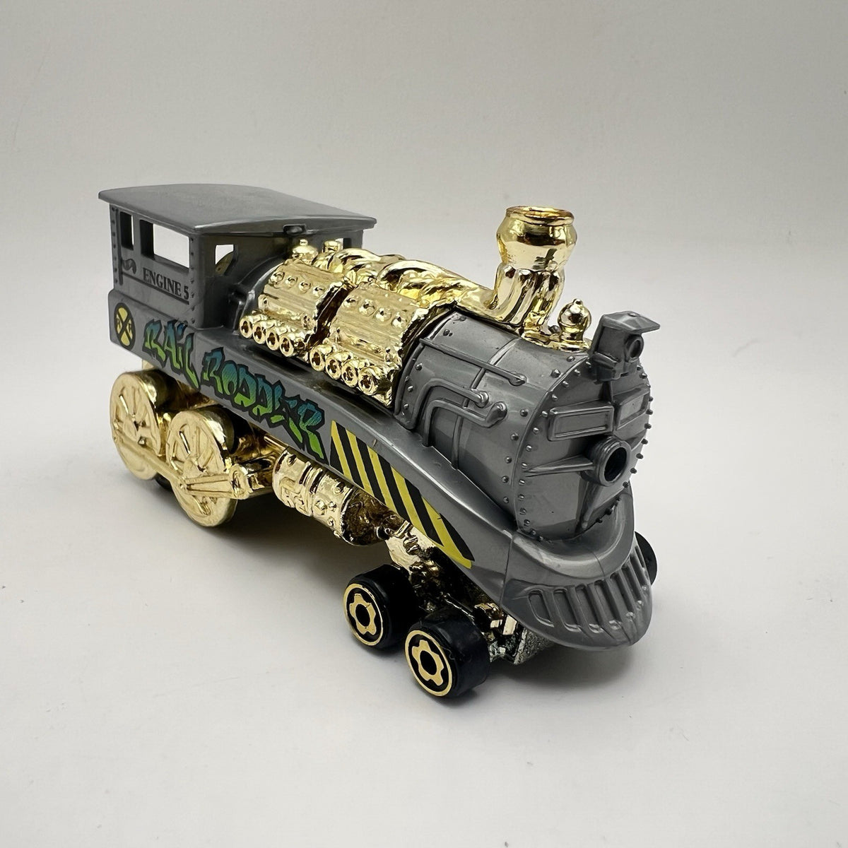 Hot Wheels Rail Rodder Engine 5 Gray Gold Graffiti Steam Train 1/64
