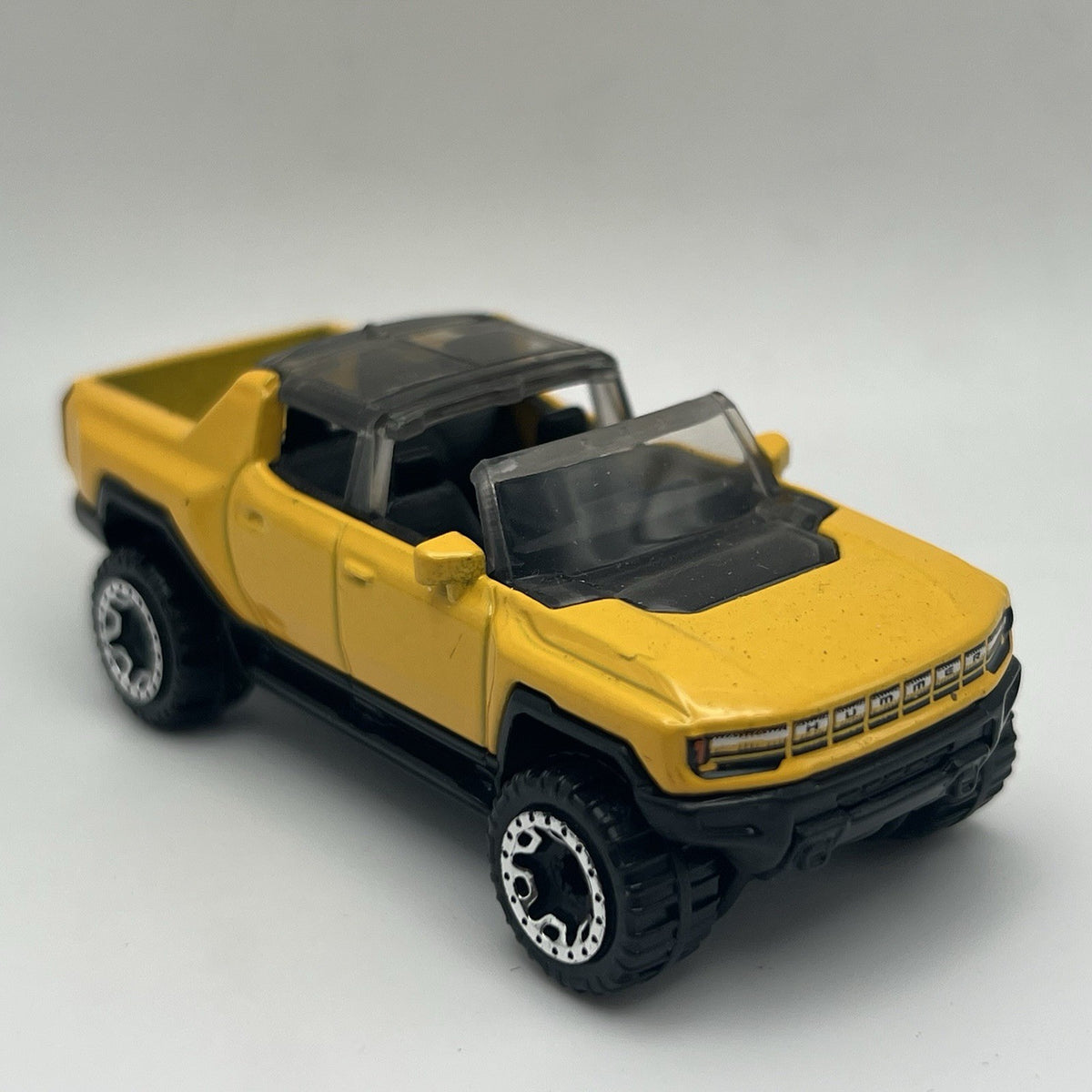 2022 22 GMC Hummer EV Collectible 1/64 Scale Diecast Diorama Model