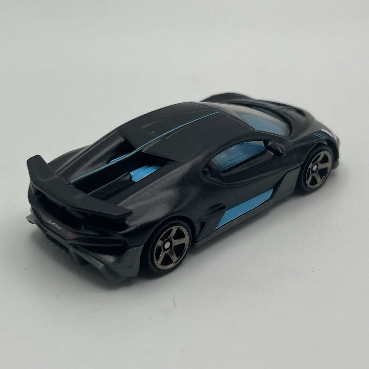2019-2021 Bugatti Divo Collectible 1/64 Scale Diecast Diorama Model