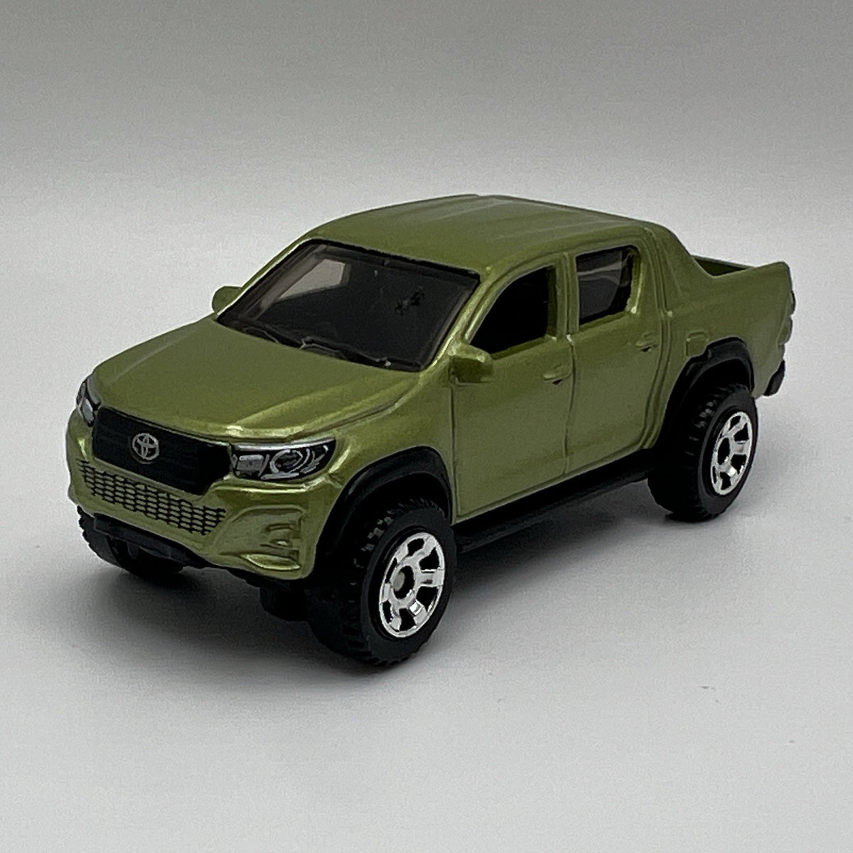 2018 Toyota Hilux Light Green 1:64 Scale Diecast Diorama Pickup Truck #40
