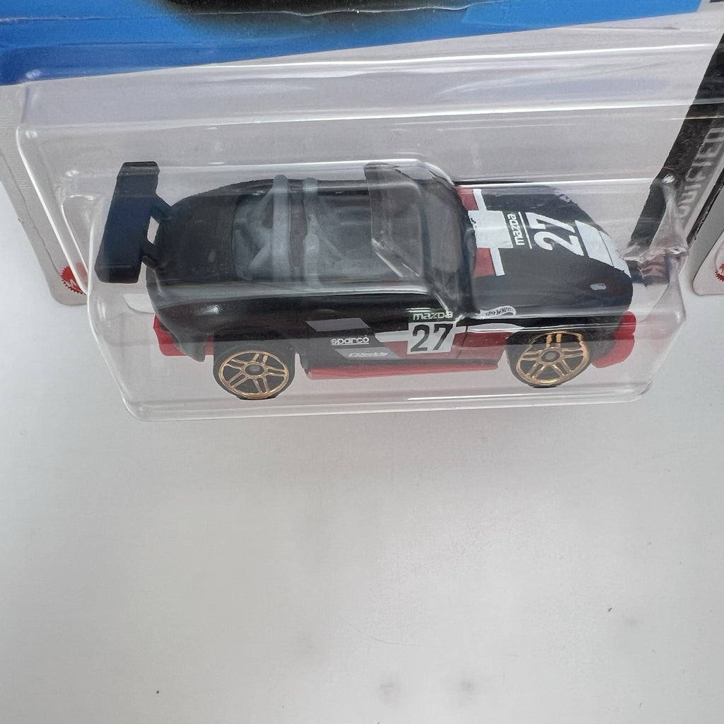 Hot Wheels 2015 Mazda MX-5 Miata - Set of 2