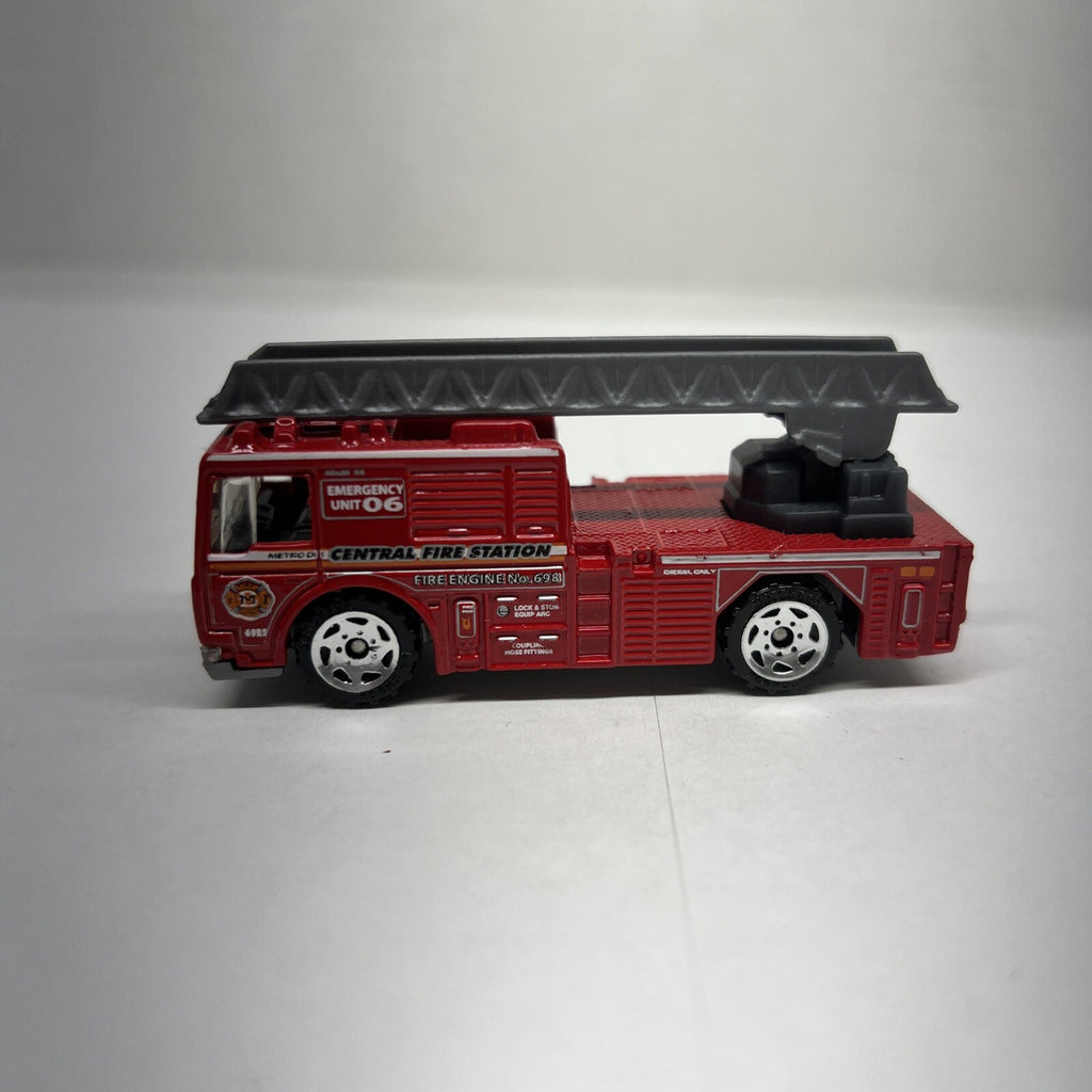 Matchbox Fire Engine MB698 2005 1:64 Scale Diecast Emergency Truck