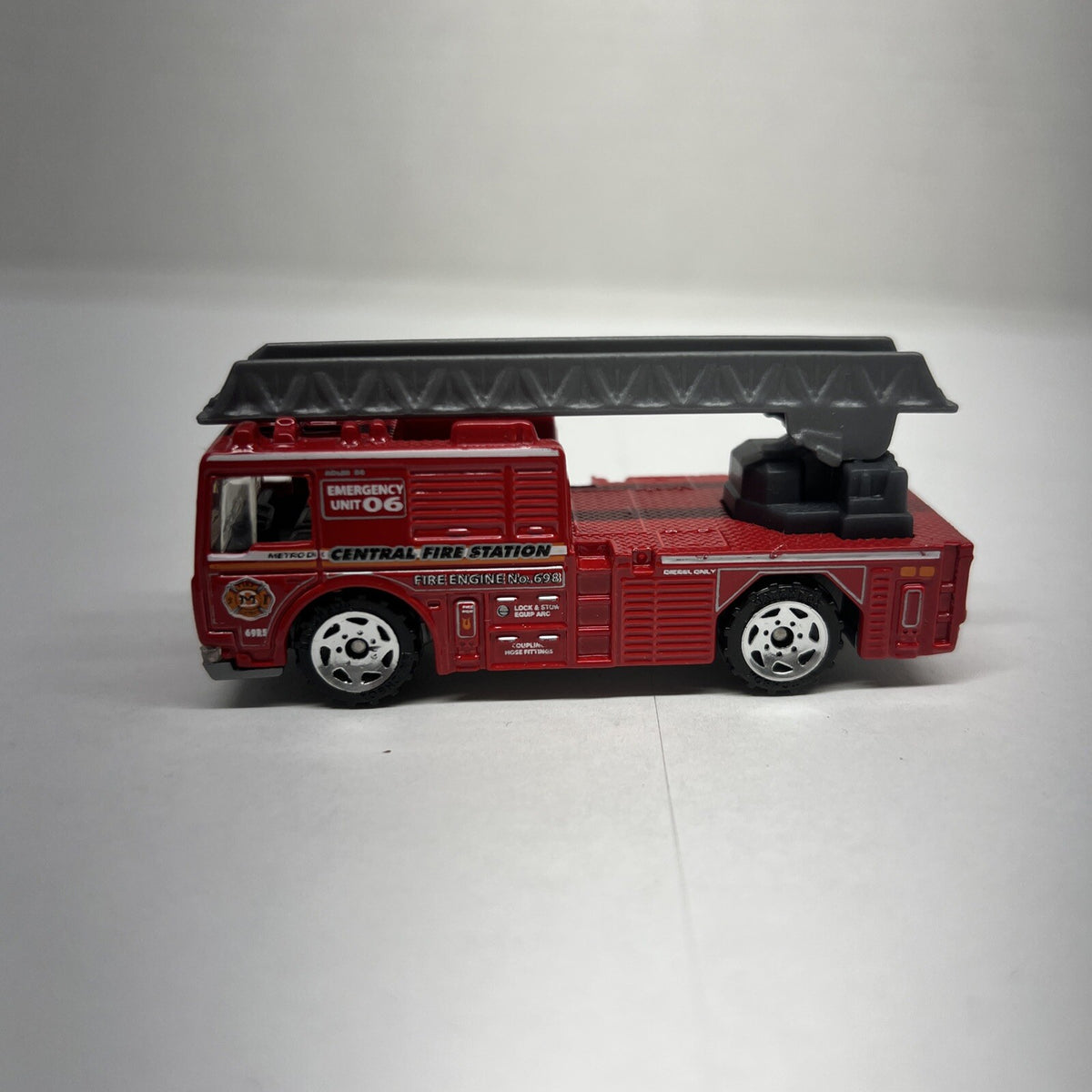Matchbox Fire Engine MB698 2005 1:64 Scale Diecast Emergency Truck