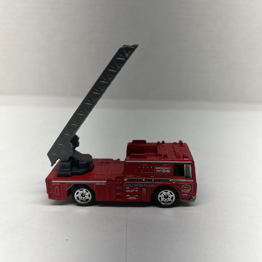 Matchbox Fire Engine MB698 2005 1:64 Scale Diecast Emergency Truck