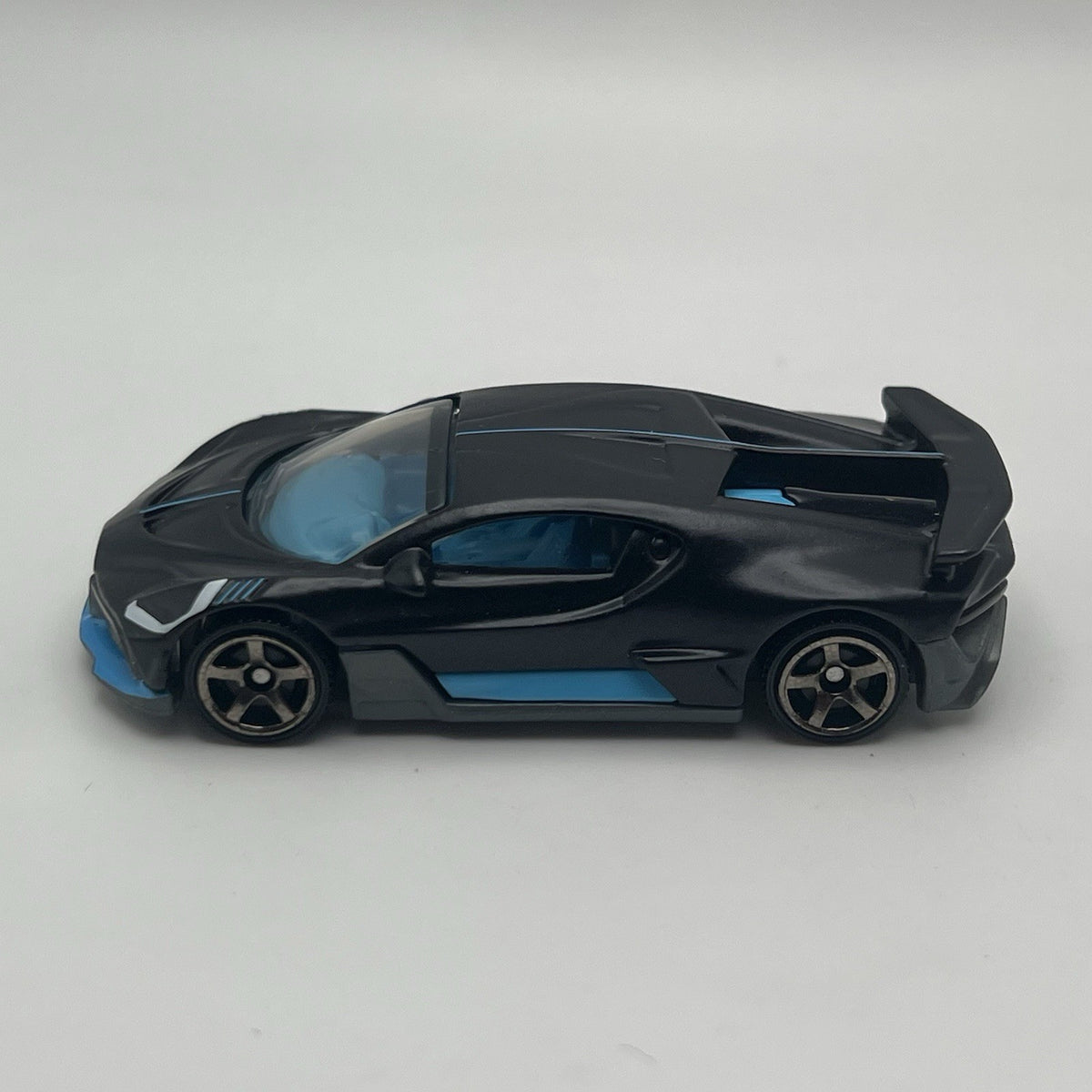2019-2021 Bugatti Divo Collectible 1/64 Scale Diecast Diorama Model