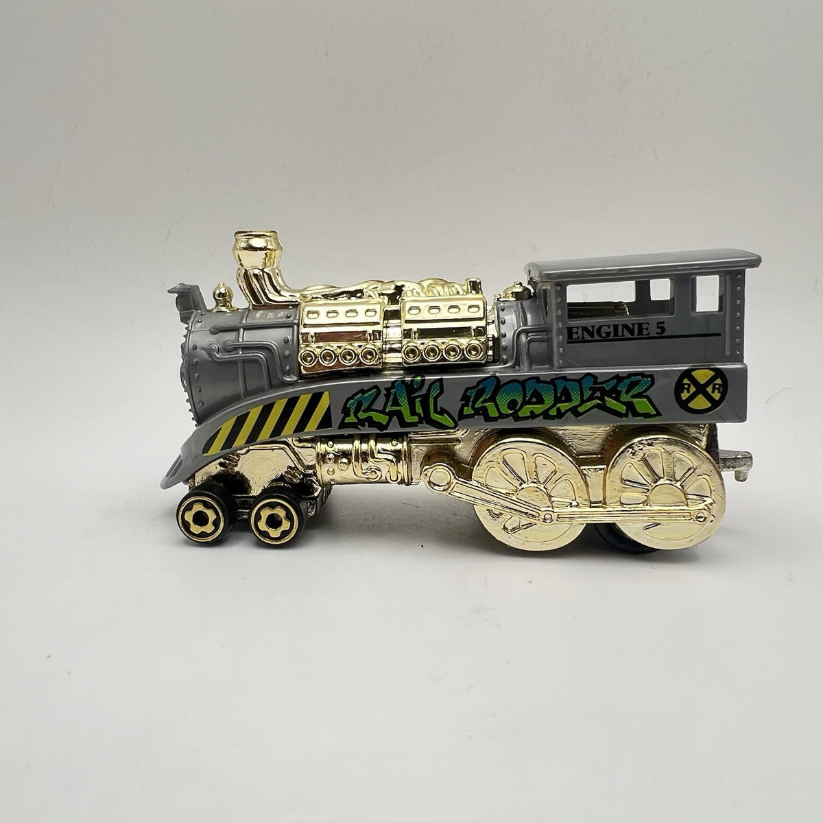 Hot Wheels Rail Rodder Engine 5 Gray Gold Graffiti Steam Train 1/64