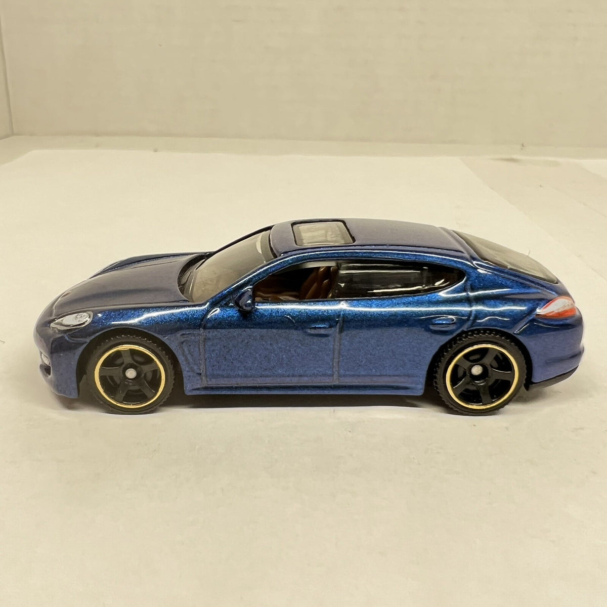 Matchbox  PORSCHE PANAMERA    Blue metallic paint