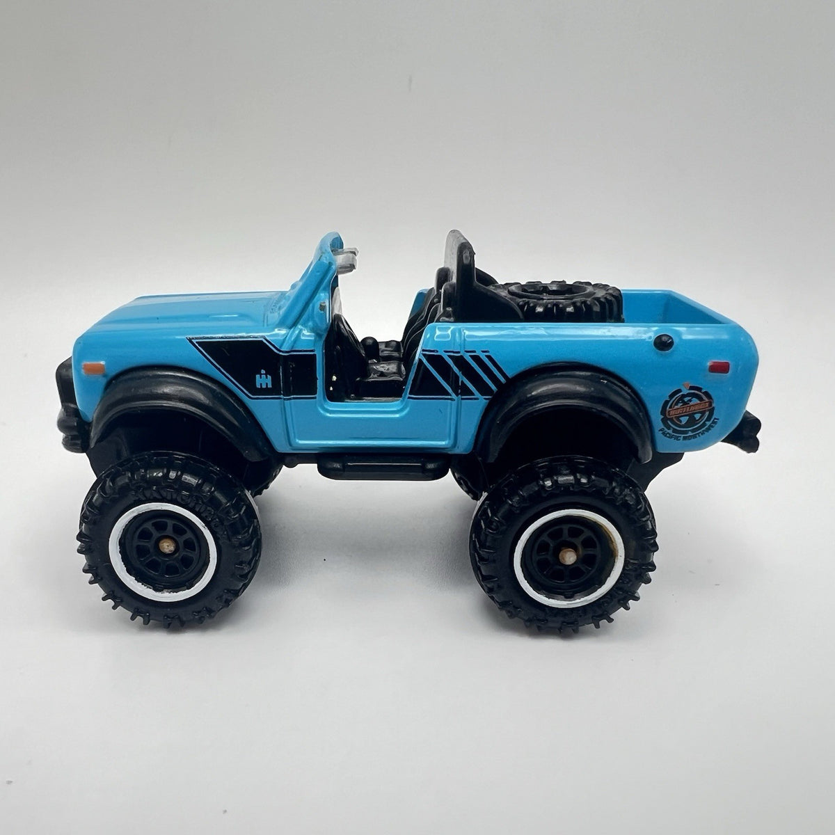 INTERNATIONAL SCOUT 4X4 Diorama Collectible DieCast Model Truck 1:64 Blue LOOSE