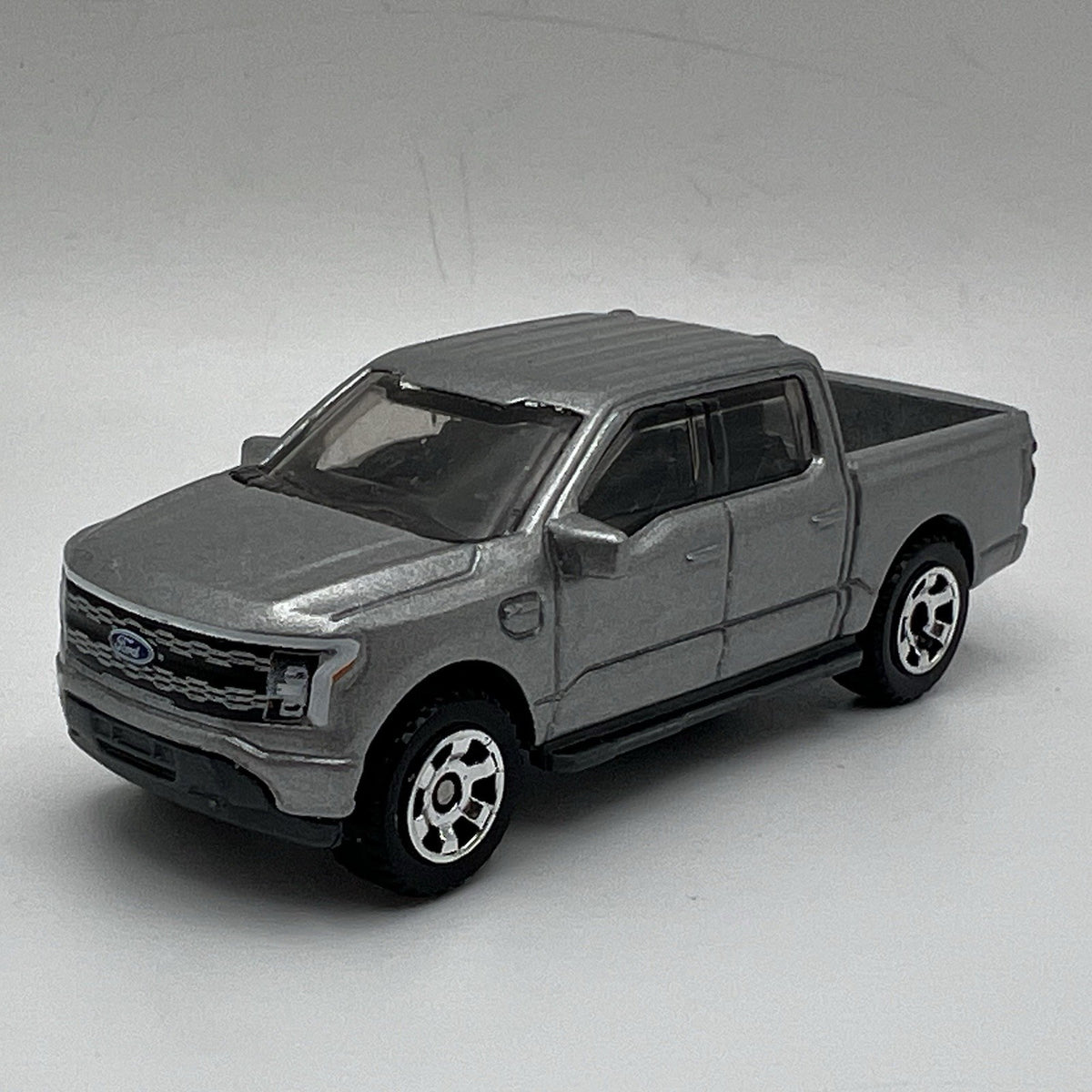 2022 22 Ford F-150 Lightning Collectible 1/64 Scale Diecast Diorama Model