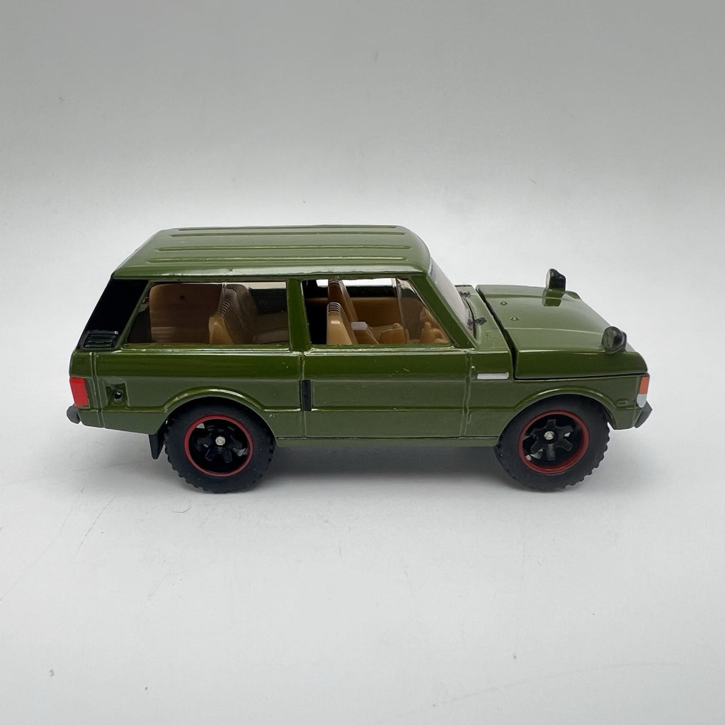 1975 LAND ROVER RANGE ROVER Diorama Collectible Model Truck 1:64 W/ Real Riders