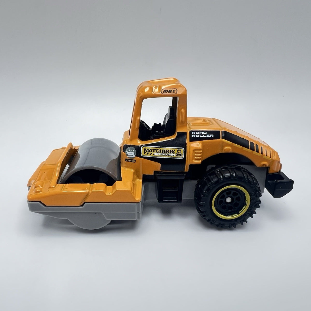 CONSTRUCTION ROAD ROLLER YELLOW 1:64 SCALE COLLECTIBLE DIORAMA DIECAST MODEL CAR