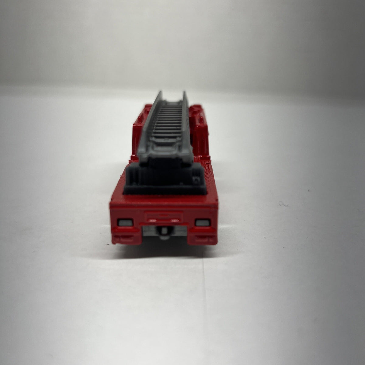 Matchbox Fire Engine MB698 2005 1:64 Scale Diecast Emergency Truck