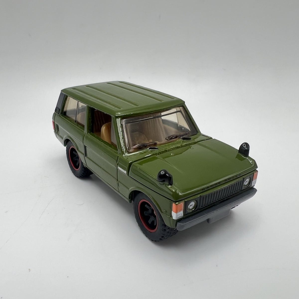 1975 LAND ROVER RANGE ROVER Diorama Collectible Model Truck 1:64 W/ Real Riders