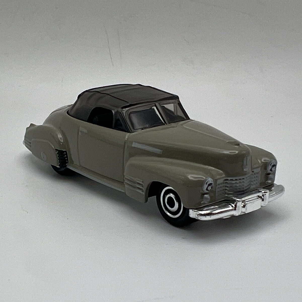 1941 41 Cadillac Series 62 Conv. Collectible 1/64 Scale Diecast Diorama Model