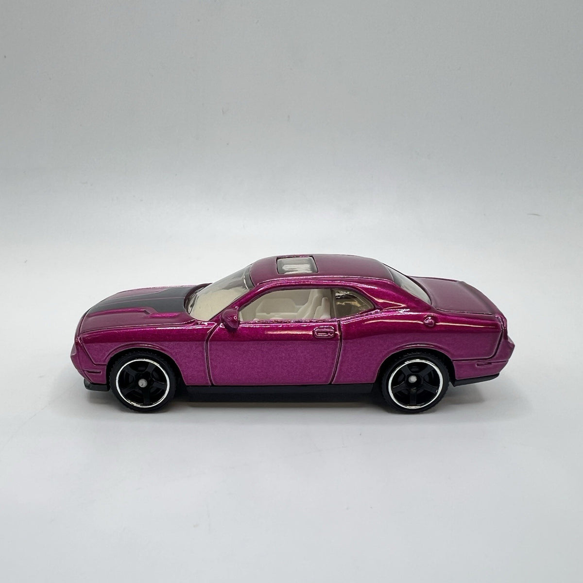 2008 08 Dodge Challenger SRT8 Collectible 1/64 Scale Diecast Diorama Model
