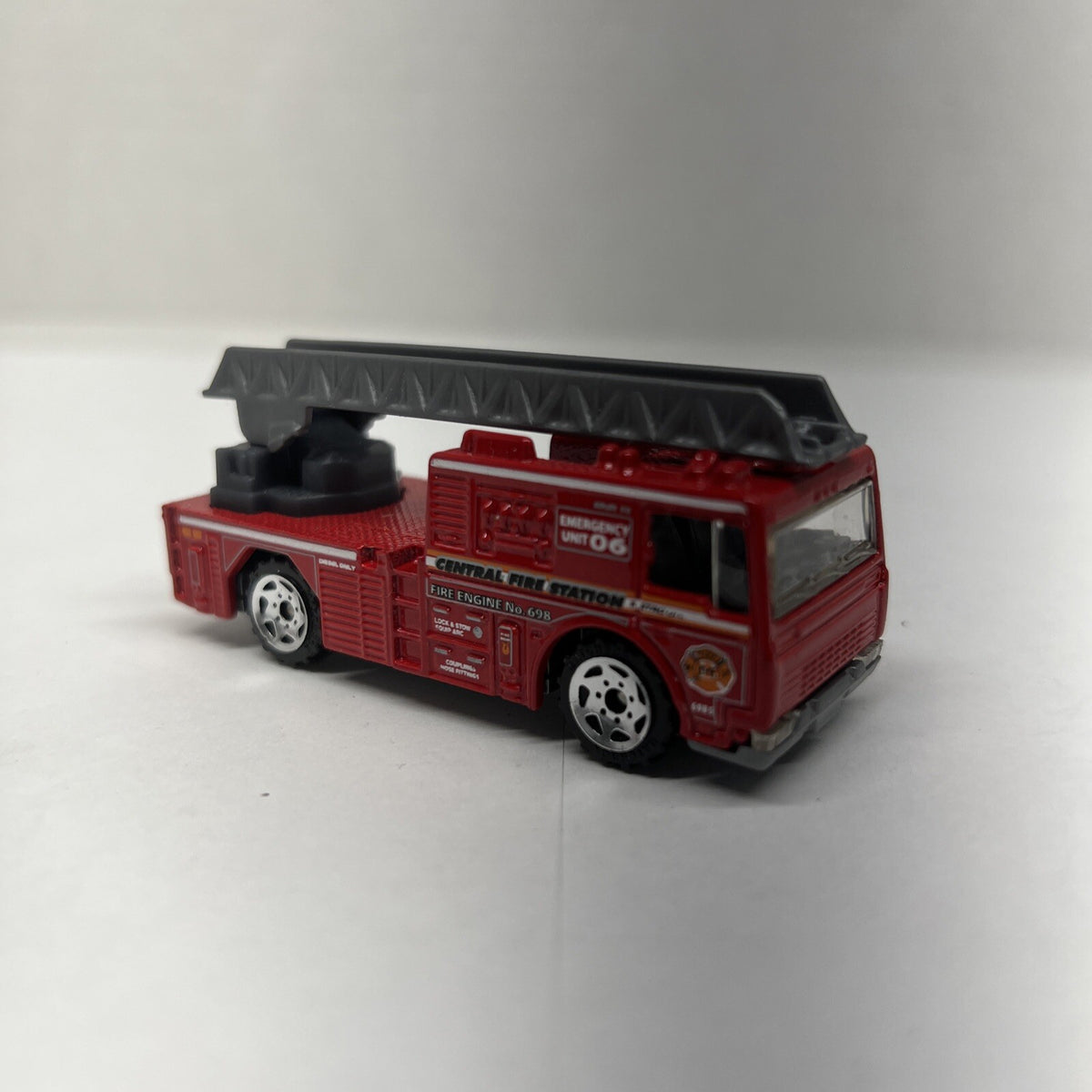 Matchbox Fire Engine MB698 2005 1:64 Scale Diecast Emergency Truck