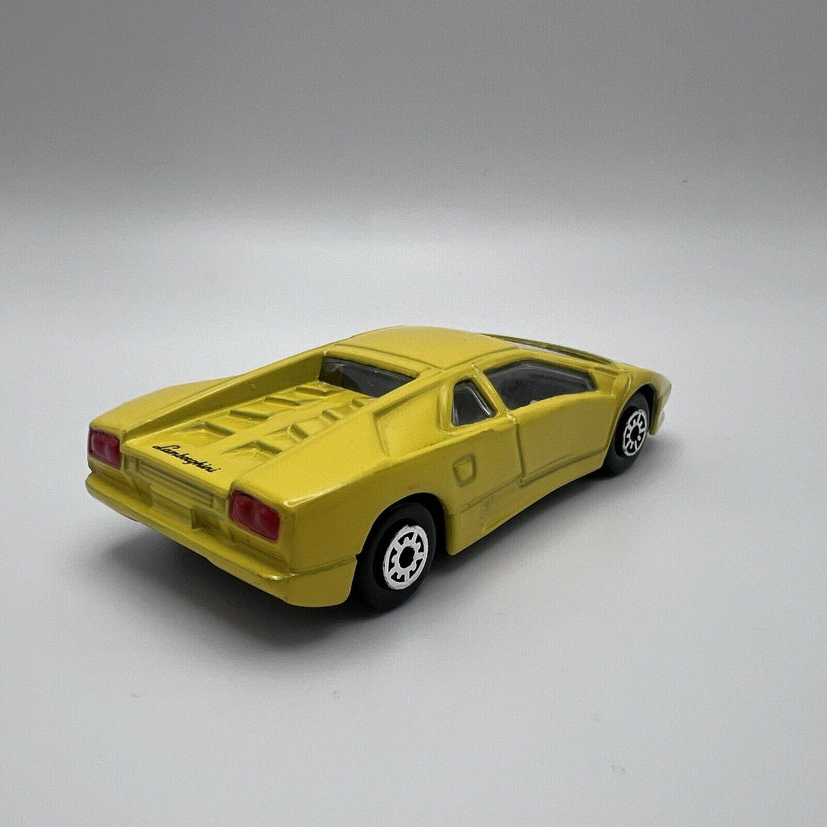 Maisto Turbo Tread Lamborghini Diablo 1/64 Scale Sports Car Yellow Vintage 1995