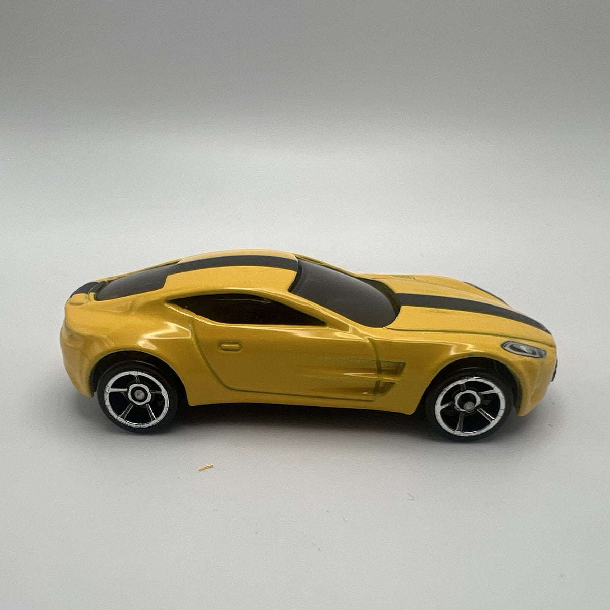 2009-2012 Aston Martin One-77 Collectible 1/64 Scale Diecast Diorama Model