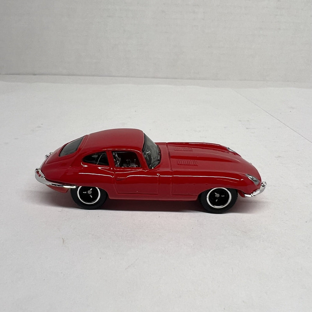 2005 Matchbox 1961 E-Type Jaguar Coupe Red MB688