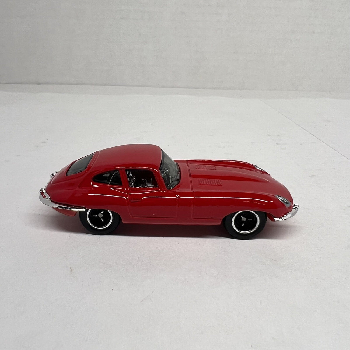2005 Matchbox 1961 E-Type Jaguar Coupe Red MB688