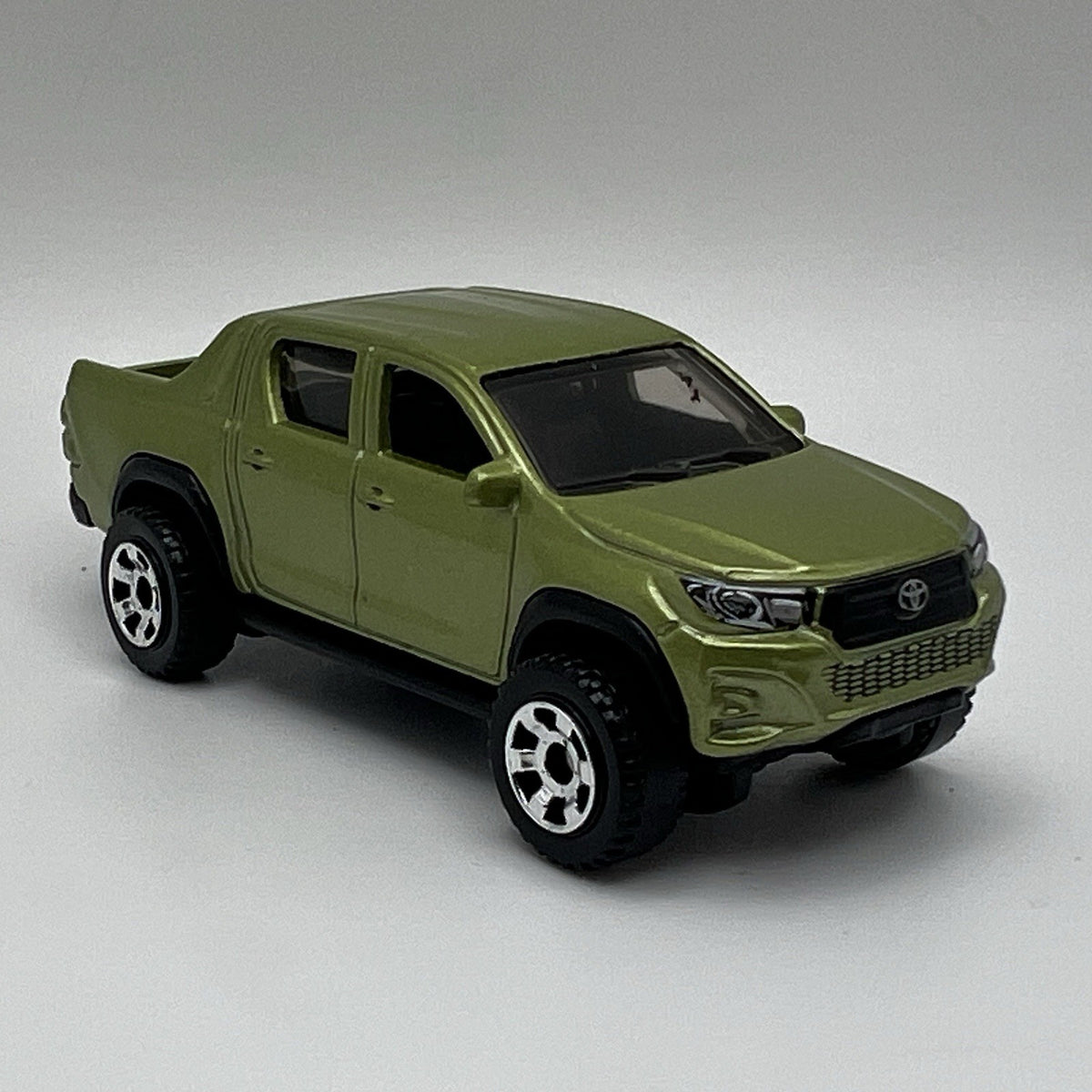 2018 Toyota Hilux Light Green 1:64 Scale Diecast Diorama Pickup Truck #40