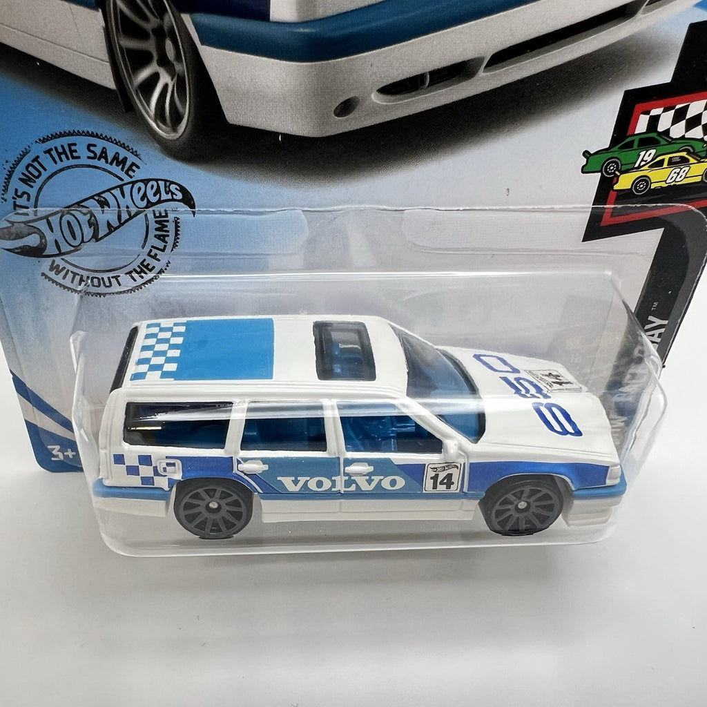 2019 Hot Wheels HW Race Day 2/10 Volvo 850 Estate 57/250 White w/ Blue New