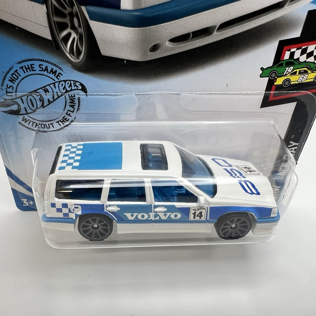 2019 Hot Wheels HW Race Day 2/10 Volvo 850 Estate 57/250 White w/ Blue New