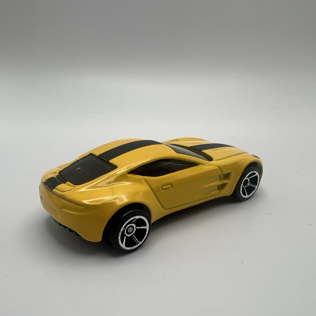 2009-2012 Aston Martin One-77 Collectible 1/64 Scale Diecast Diorama Model