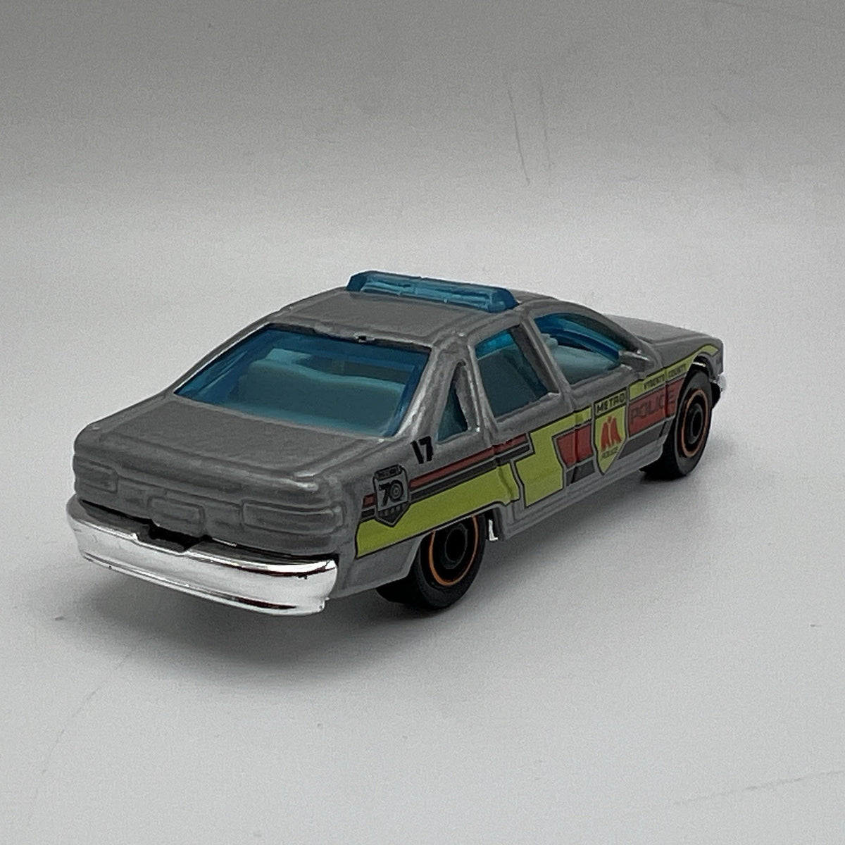 1994 94 Chevy Caprice Classic Polic Collectible 1/64 Scale Diecast Diorama Model