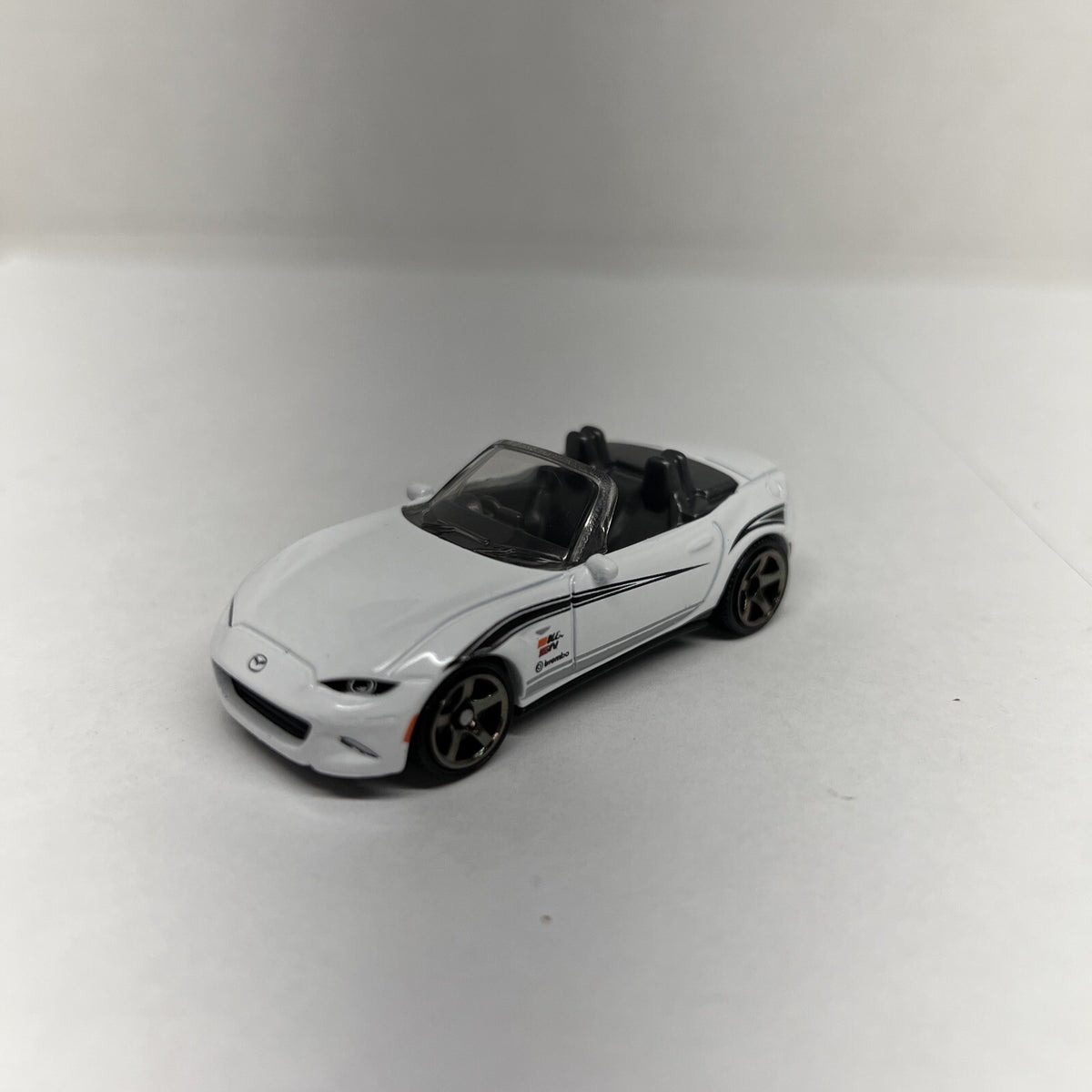 MATCHBOX 2015 White MAZDA MX-5 MIATA Convertible Car K&N Brembo SCALE 1/64