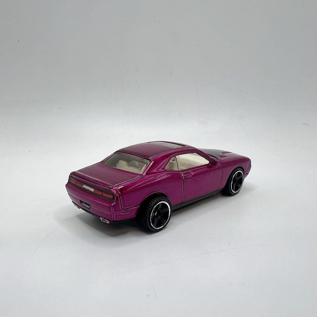 2008 08 Dodge Challenger SRT8 Collectible 1/64 Scale Diecast Diorama Model