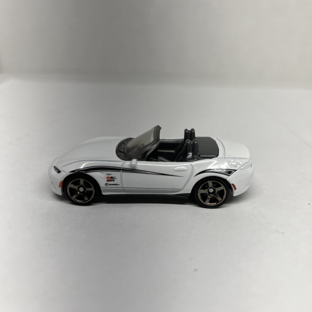 MATCHBOX 2015 White MAZDA MX-5 MIATA Convertible Car K&N Brembo SCALE 1/64