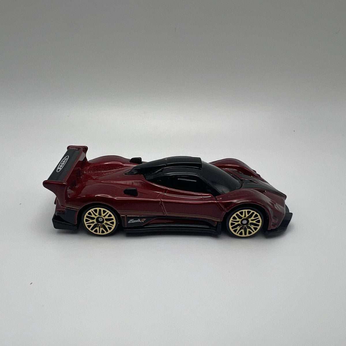 2009-2011 Pagani Zonda R Collectible 1/64 Scale Diecast Diorama Model