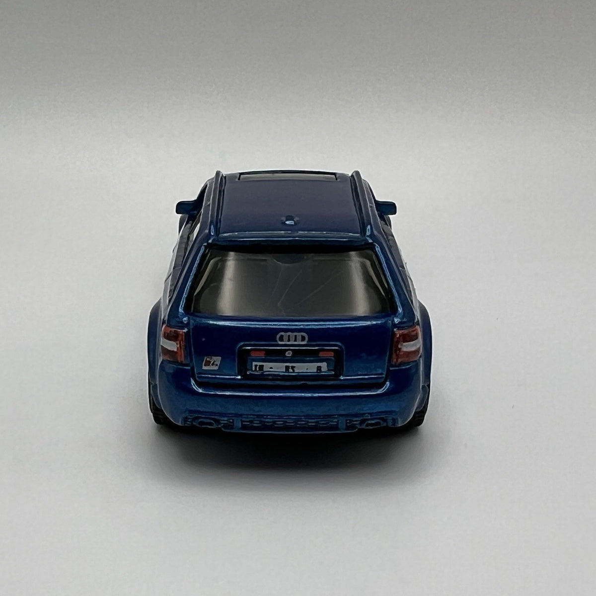 2004 04 Audi RS6 Avant Collectible 1/64 Scale Diecast Diorama Model