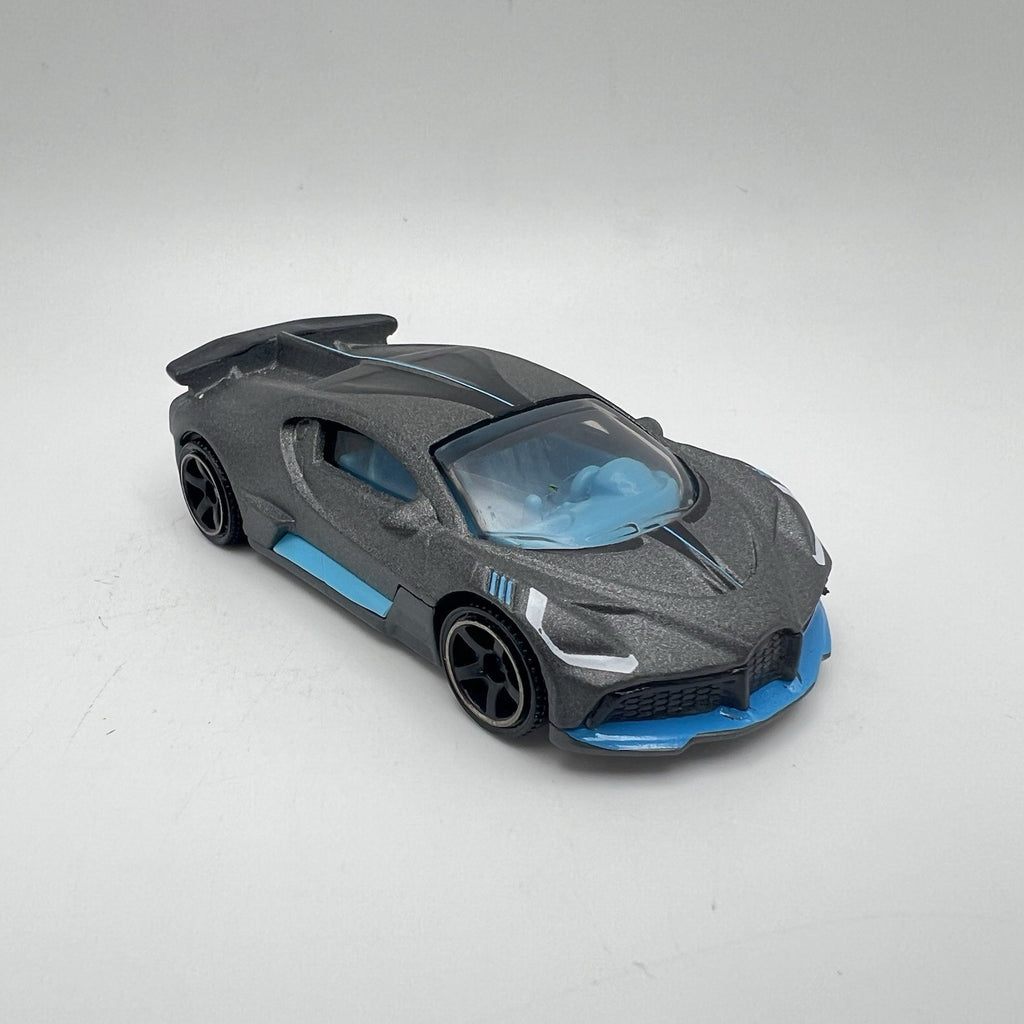 2019-2021 Bugatti Divo Collectible 1/64 Scale Diecast Diorama Model