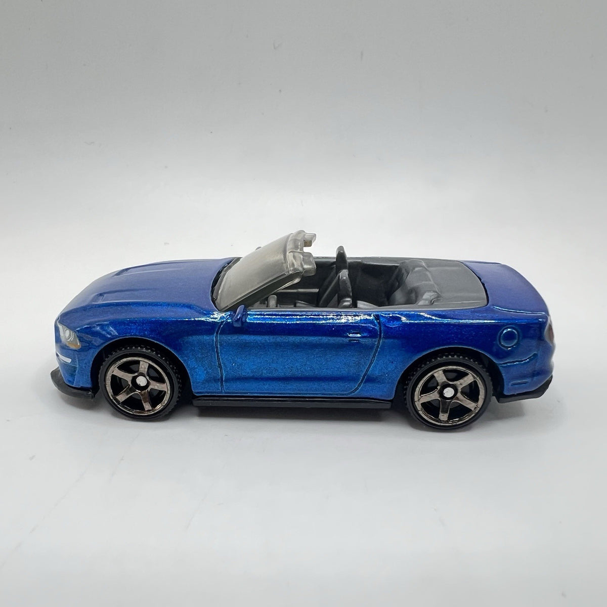 2018 FORD MUSTANG CONVERTIBLE Diorama Collectible DieCast Model Car 1:64 LOOSE