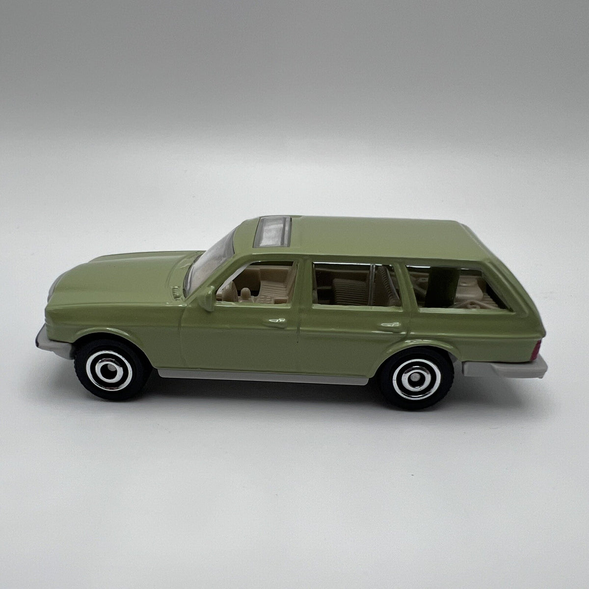 2019 Matchbox #03 MBX Road Trip '80 Mercedes-Benz W123 Wagon Light Green 1:64 NM