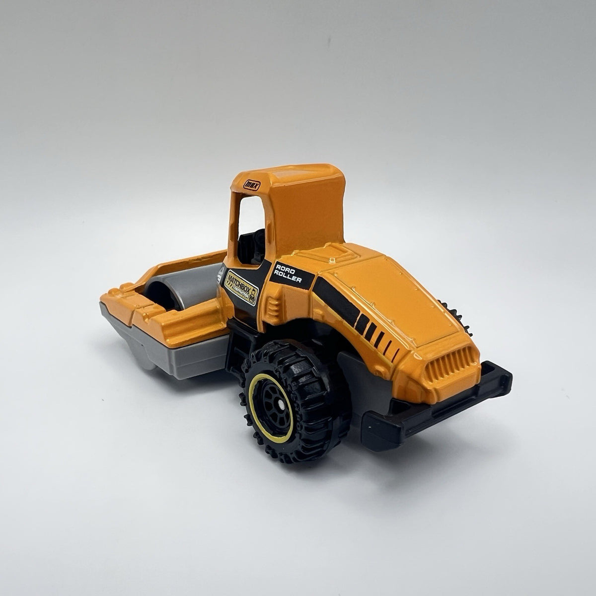 CONSTRUCTION ROAD ROLLER YELLOW 1:64 SCALE COLLECTIBLE DIORAMA DIECAST MODEL CAR