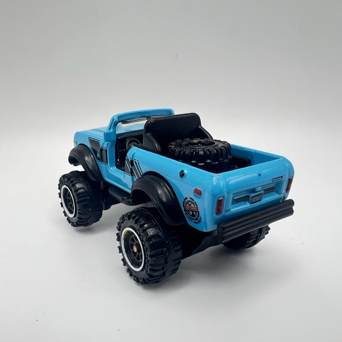 INTERNATIONAL SCOUT 4X4 Diorama Collectible DieCast Model Truck 1:64 Blue LOOSE