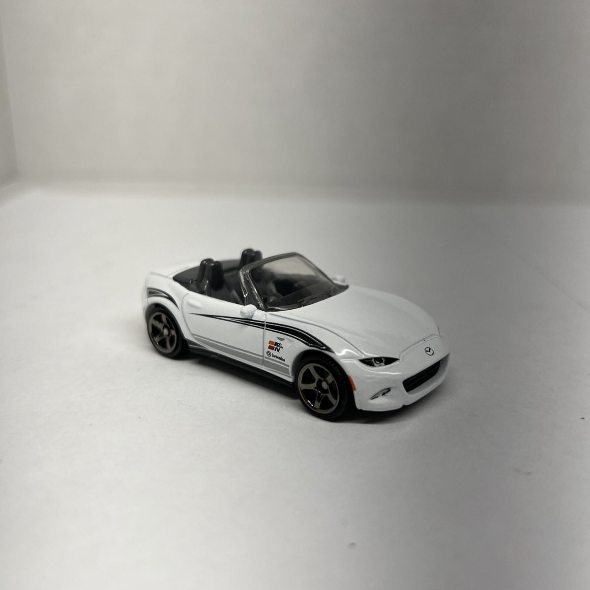 MATCHBOX 2015 White MAZDA MX-5 MIATA Convertible Car K&N Brembo SCALE 1/64
