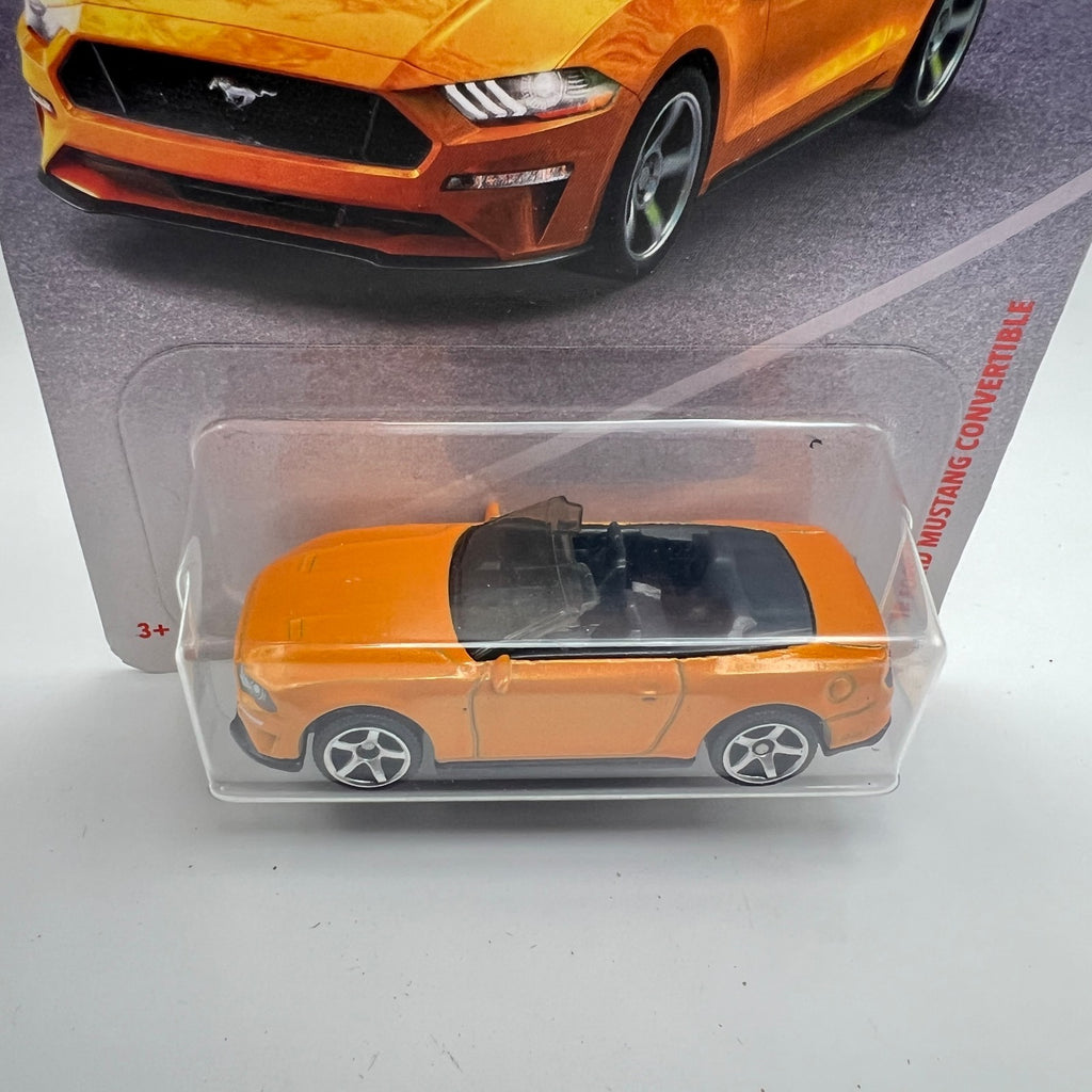 Matchbox '18 Ford Mustang Convertible Orange 4/100 MBX Road Trip 1/20 1:64