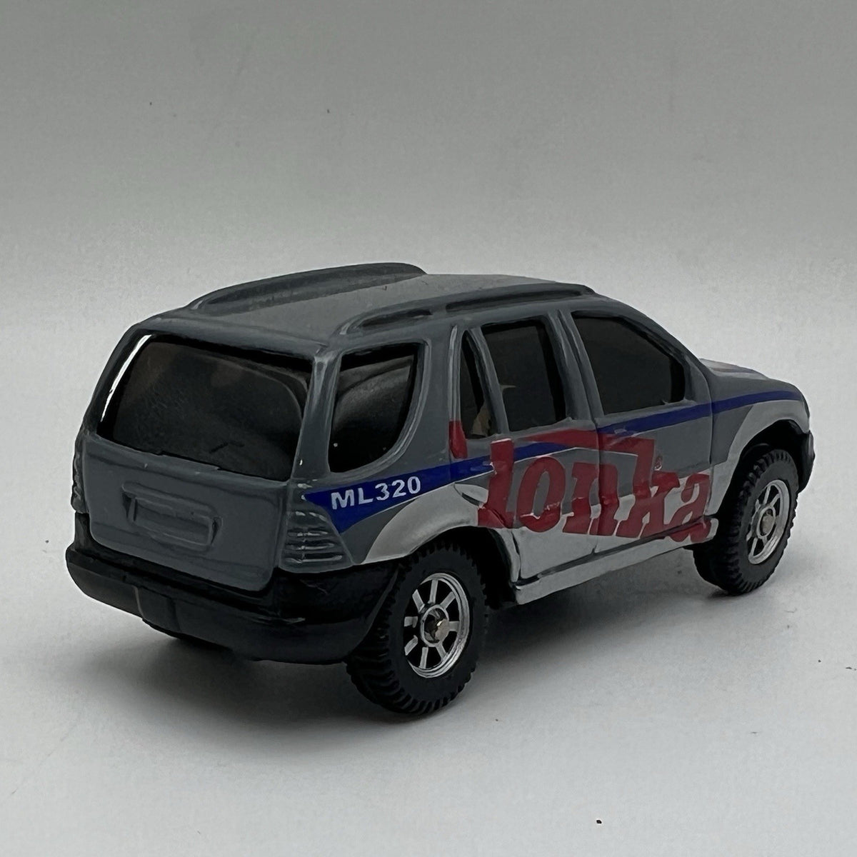 1998-2005 Mercedes ML 320 Collectible 1/64 Scale Diecast Diorama Model