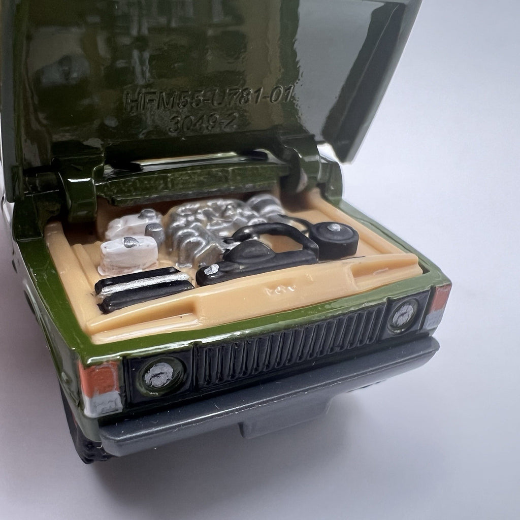 1975 LAND ROVER RANGE ROVER Diorama Collectible Model Truck 1:64 W/ Real Riders