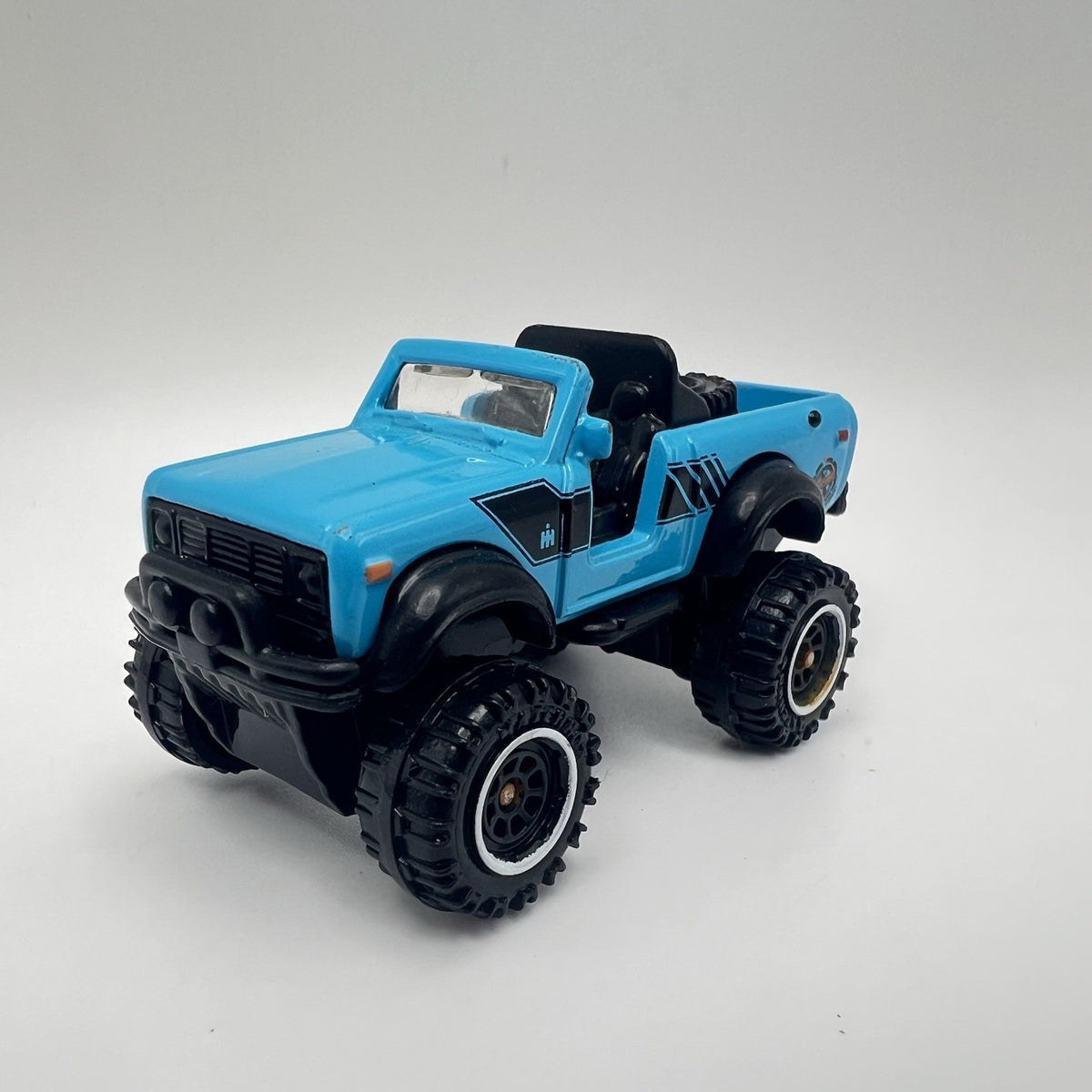 INTERNATIONAL SCOUT 4X4 Diorama Collectible DieCast Model Truck 1:64 Blue LOOSE