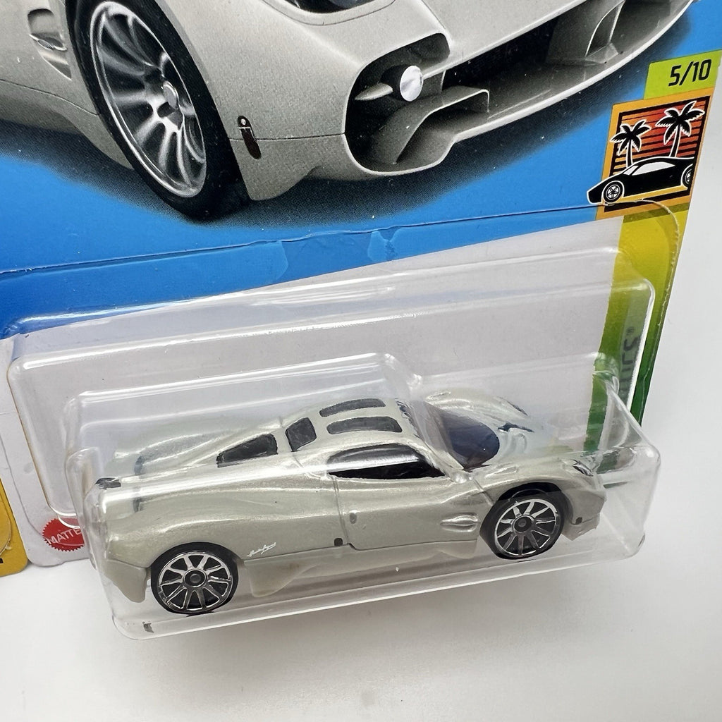 COMBO  Hot Wheels 2025 Pagani Utopia (WHITE - Exotics) (Blue - Peak Pursuit)
