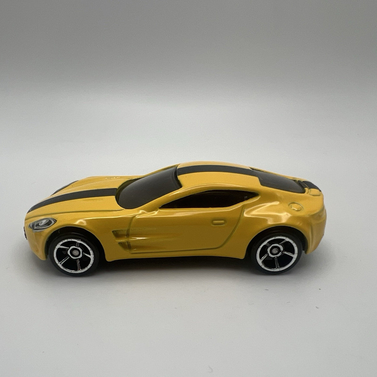 2009-2012 Aston Martin One-77 Collectible 1/64 Scale Diecast Diorama Model