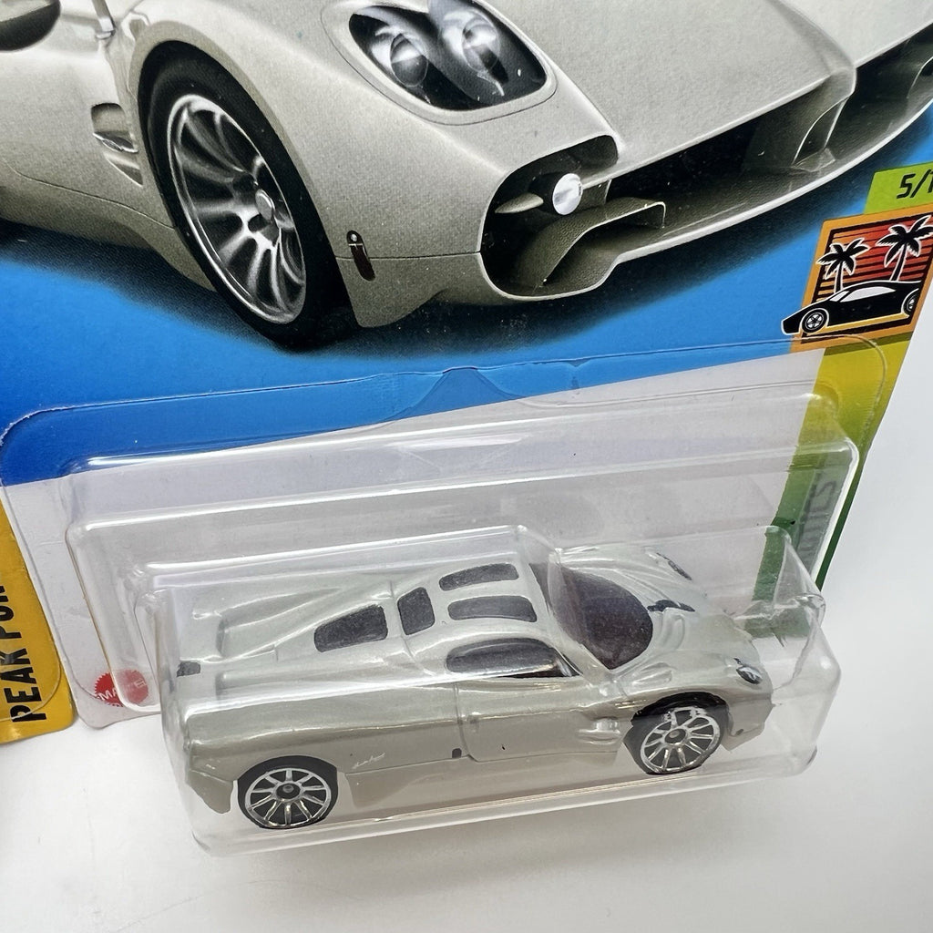 COMBO  Hot Wheels 2025 Pagani Utopia (WHITE - Exotics) (Blue - Peak Pursuit)